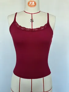 Detailweergave van een wijnrode geribbelde crop-top met delicate kanten rand aan de hals