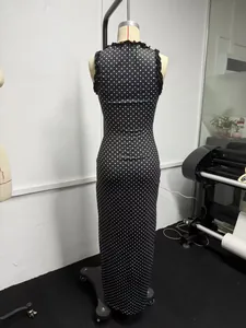Vue arrière d'une robe longue sans manches à pois noirs et blancs sur un mannequin de studio