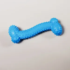 Dettaglio dell'osso in TPR blu per cani con protuberanze per la pulizia dei denti