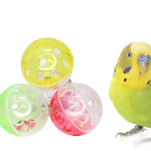Vue détaillée de balles de jouet colorées en plastique pour oiseaux avec cloches internes