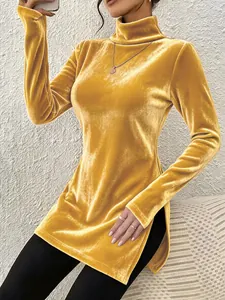 Detailansicht des goldenen Samt-Rollkragen-Tops mit elegantem Seitenschlitz und Passform