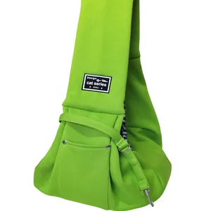 Vue détaillée d'un sac de transport pour animaux vert citron avec une étiquette