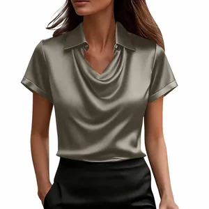 Elegante Detailansicht einer Damen Satin-Kurzarmbluse mit Wasserfallausschnitt und Kragen.