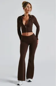 Vista completa del set coordinato in maglia marrone con felpa crop e pantaloni flare.