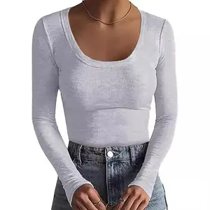 Makroansicht des langärmeligen Damen-T-Shirts mit Rippstruktur und U-Ausschnitt