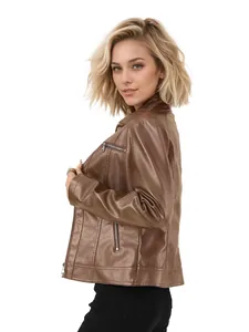 Klassische braune Kunstleder-Bikerjacke für Damen in Slim-Fit-Design am Modell gezeigt