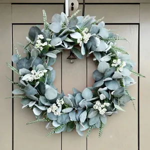 Corona de oreja de cordero y eucalipto con flores blancas para decoración de puertas
