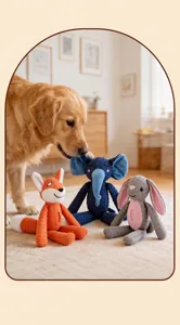 Golden retriever che gioca con un set di giocattoli di peluche per cani volpe elefante coniglio