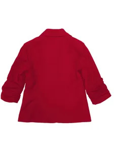 Vue arrière détaillée d'un blazer rouge pour femme avec des manches 3/4 froncées.