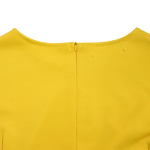 Detailansicht des verdeckten Rückenreißverschlusses und Rundhalsausschnitts am gelben Kleid