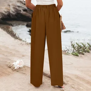 Vista posteriore di pantaloni casual marroni a vita alta e gamba larga sulla spiaggia