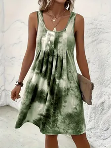 Vue détaillée d'une robe sans manches verte tie-dye avec des plis élégants sur le devant