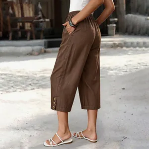 Detailansicht der braunen Tencel-Denim-Caprihose für Damen mit dekorativen Knöpfen