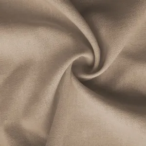Makro-Detail der atmungsaktiven beigen Baumwoll-Leinen-Stofftextur mit Spiralfalten