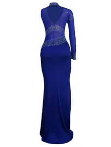 Detalle de vestido de noche azul real con paneles de malla transparente y adornos de cristal