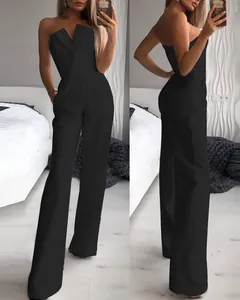 Eleganter trägerloser schwarzer Jumpsuit mit weitem Bein in Vorder- und Seitenansicht.