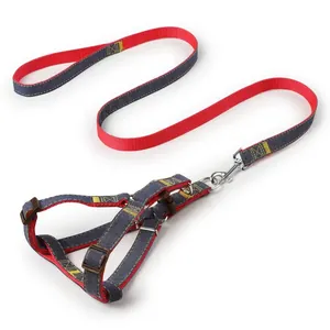 Arnés y correa de mezclilla para perros con forro de nailon rojo para caminatas cómodas.