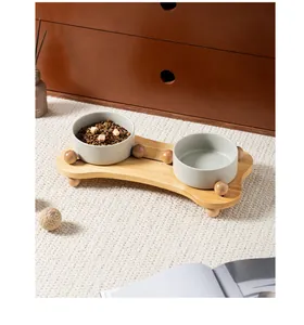 Set di ciotole in ceramica opaca per animali su elegante supporto in legno di quercia.