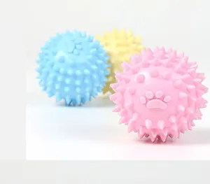 Primo piano di palline giocattolo per cani in TPR con punte e motivi a zampa in colori pastello