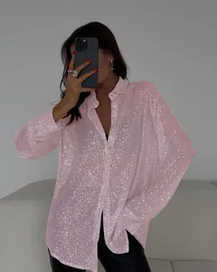 Vue détaillée d'une chemise rose à paillettes à manches longues au design élégant