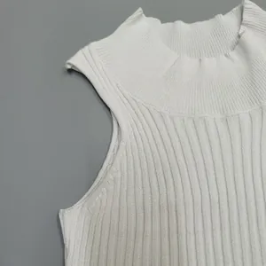 Detailaufnahme eines weißen gerippten ärmellosen Stricktops mit Fokus auf Ausschnitt.