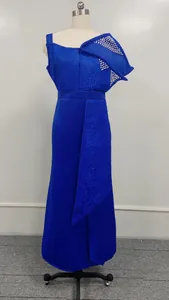 Elegante vestido de noche azul de un hombro con encaje, volantes y perlas cosidas