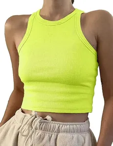 Primo piano di un crop top senza maniche a coste giallo neon vibrante da donna, vestibilità