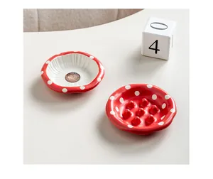 Gros plan sur les bols pour animaux en céramique sur le thème des champignons.
