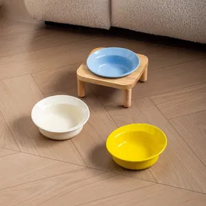 Moderne minimalistische schräge Keramik-Tiernäpfe mit robustem Eichenholzständer zum Nackenschutz