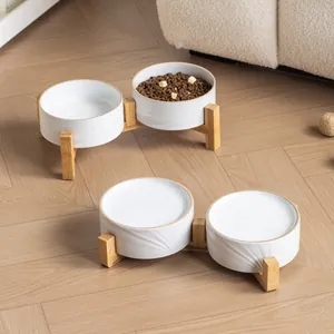 Cuencos cerámicos para mascotas con soporte de bambú y diseño de rayas sutiles