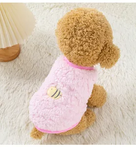 Detailansicht der weichen rosa Fleece-Hundeweste mit niedlichem Bienen-Stickerei-Aufnäher