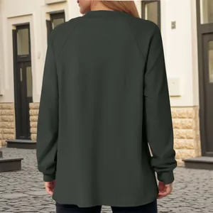 Achteraanzicht van een casual donkergroen sweatshirt met lange mouwen voor dames