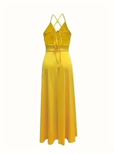 Vista trasera detallada de un vestido largo amarillo sin espalda con tirantes cruzados