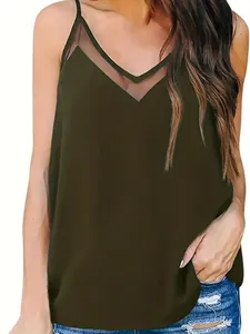 Close-up van olijfgroene tanktop met V-hals en mesh-details voor dames mode top
