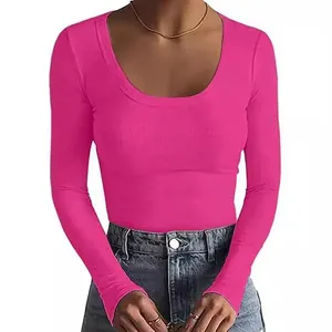 Detailansicht des pinkfarbenen, gerippten Langarm-T-Shirts mit U-Ausschnitt für Damen