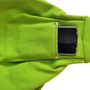 Gros plan d'un sac de transport vert pour animaux avec une poche avant pour téléphone