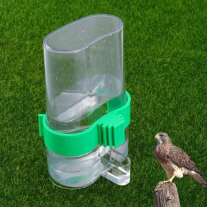 Detailansicht der automatischen Vogeltränke aus Kunststoff mit grünem Clip für Wachteln.