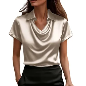 Detailansicht der eleganten champagnerfarbenen Satinbluse mit Wasserfallausschnitt