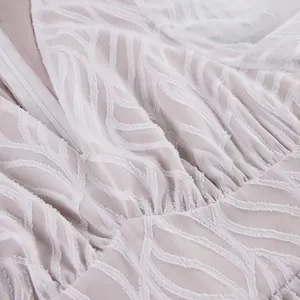 Detailansicht des filigranen Blatt-Jacquard-Stoffs eines eleganten Kleides