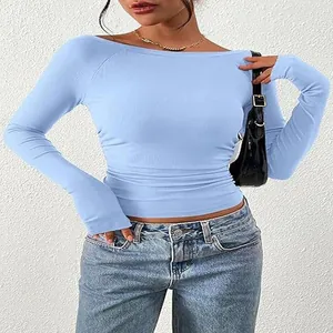 Vista dettagliata di crop top da donna blu chiaro in maglia a costine con scollo a barca