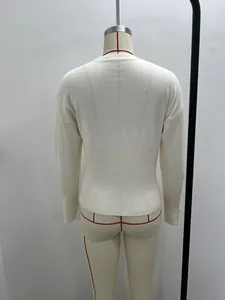 Detailansicht der Rückseite einer weißen Strickjacke an einer professionellen Schaufensterpuppe