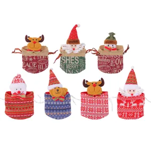 Diverse kerstcadeauzakjes met trekkoord en pluche figuren van de Kerstman en de sneeuwpop