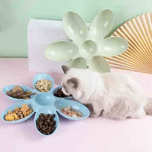 Creatieve bloemvormige voerbak met meerdere compartimenten voor katten, blauw en groen