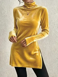Eleganter Damen-Rollkragenpullover aus Gold-Samt mit einzigartigem Seitenschlitz-Detail