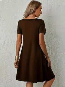 Vista posteriore di un abito a trapezio a maniche corte marrone scuro su una modella elegante