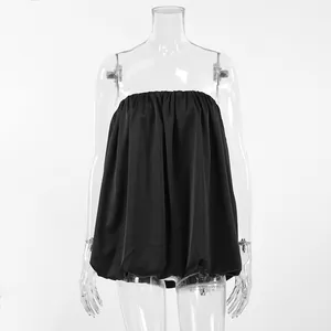 Détail d'un haut bustier noir en satin avec ourlet bouffant