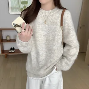 Détail d'un pull en maille crème doux avec col rond et texture duveteuse relax