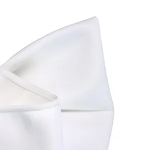 Primo piano del tessuto bianco strutturato e del fiocco su questo elegante top a fascia