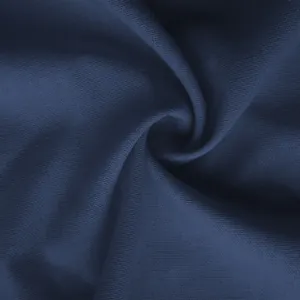 Makroaufnahme von marineblauem Baumwoll-Leinen-Stoff mit feiner Webstruktur und Falten