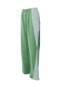 Detailansicht der Damen-Sweathose mit weitem Bein und grün-grauem Farbblock-Design.